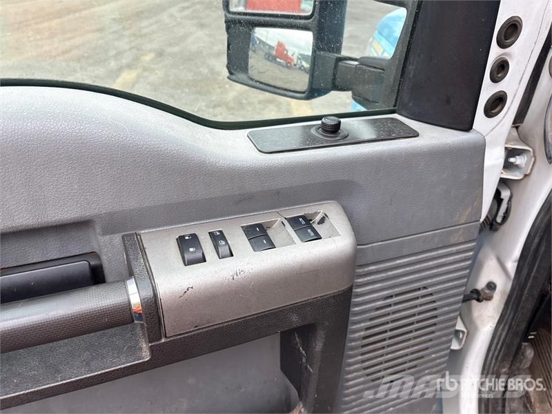 Ford F-250 XLT 4x4 Crew Cab Pickup Muu