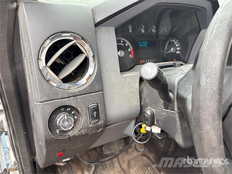 Ford F-250 XLT 4x4 Crew Cab Pickup Muu
