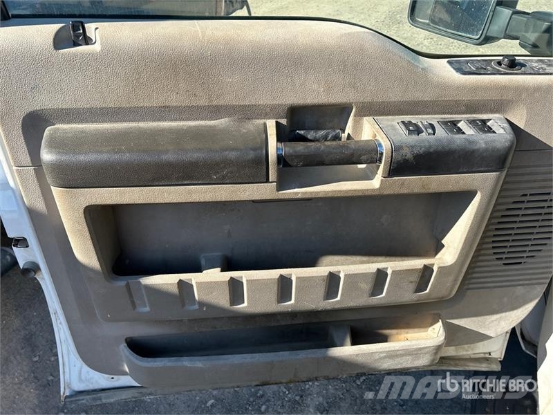 Ford F-250 XLT 4x4 Crew Cab Pickup Other