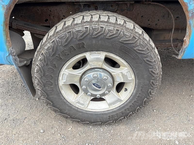 Ford F-250 XLT 4x4 Crew Cab Pickup Muu