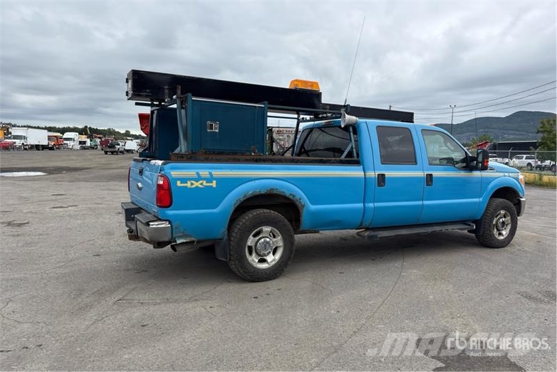 Ford F-250 XLT 4x4 Crew Cab Pickup Otros
