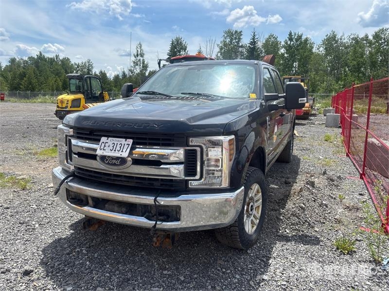 Ford F-250 XLT 4x4 Crew Cab Pickup Ostalo
