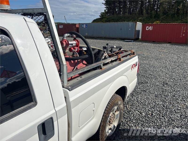 Ford F-250 XLT 4x4 Crew Cab Pickup Ostalo