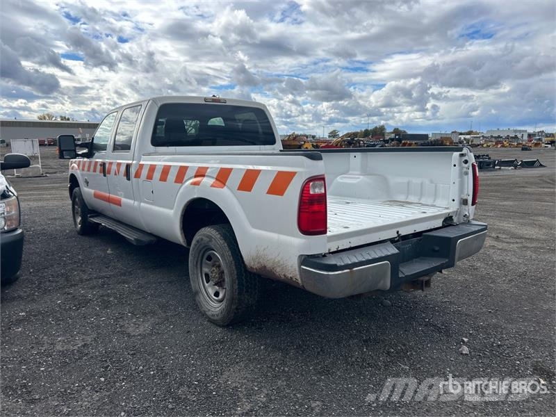 Ford F-250 XLT 4x4 Crew Cab Pickup (Inoperable) Furgoni altro