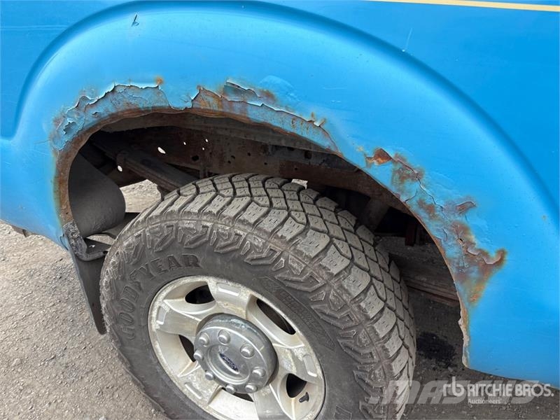 Ford F-250 XLT 4x4 Crew Cab Pickup Muu
