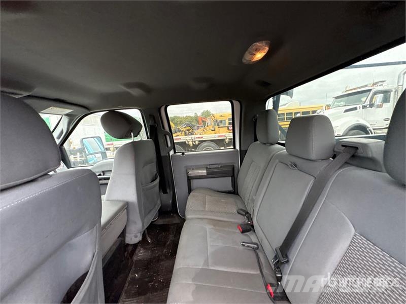 Ford F-250 XLT 4x4 Crew Cab Pickup Muu