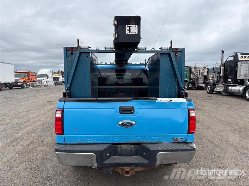 Ford F-250 XLT 4x4 Crew Cab Pickup Muu