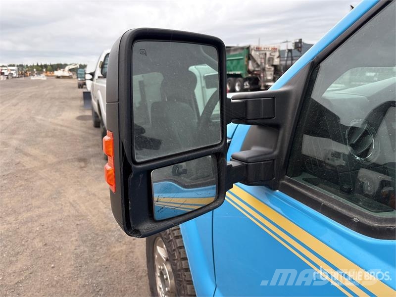 Ford F-250 XLT 4x4 Crew Cab Pickup Muu