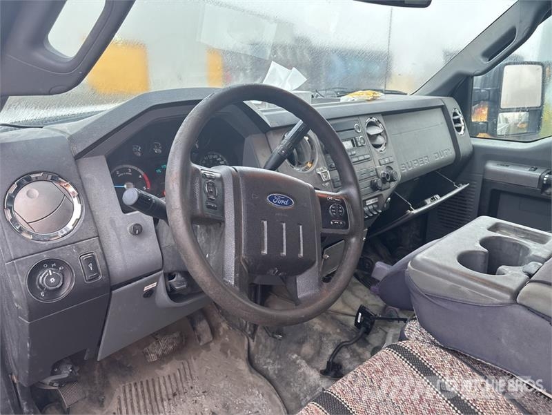 Ford F-250 XLT 4x4 Crew Cab Pickup Ostalo
