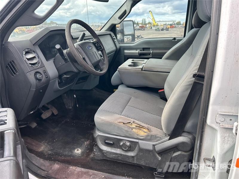 Ford F-250 XLT 4x4 Crew Cab Pickup (Inoperable) Furgoni altro