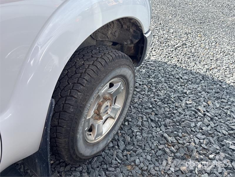 Ford F-250 XLT 4x4 Crew Cab Pickup Ostalo