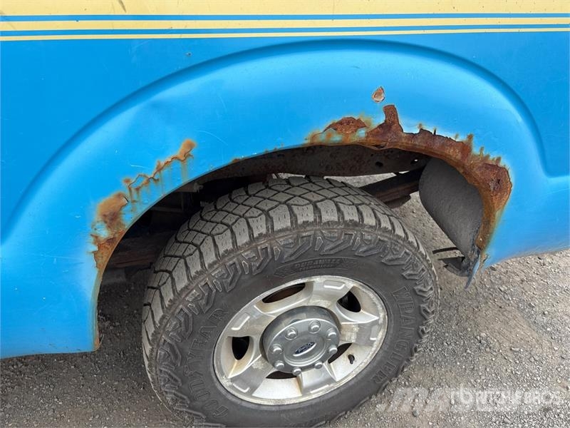 Ford F-250 XLT 4x4 Crew Cab Pickup Muu