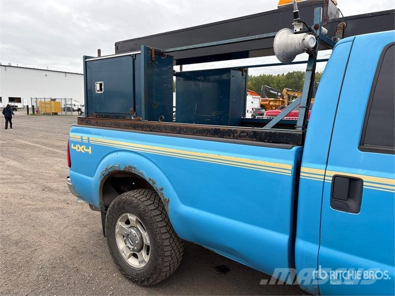 Ford F-250 XLT 4x4 Crew Cab Pickup Muu