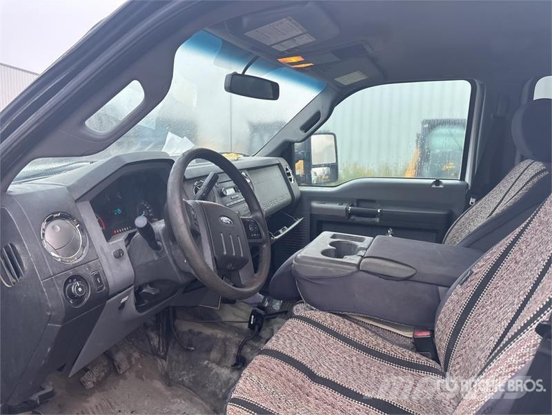 Ford F-250 XLT 4x4 Crew Cab Pickup Ostalo