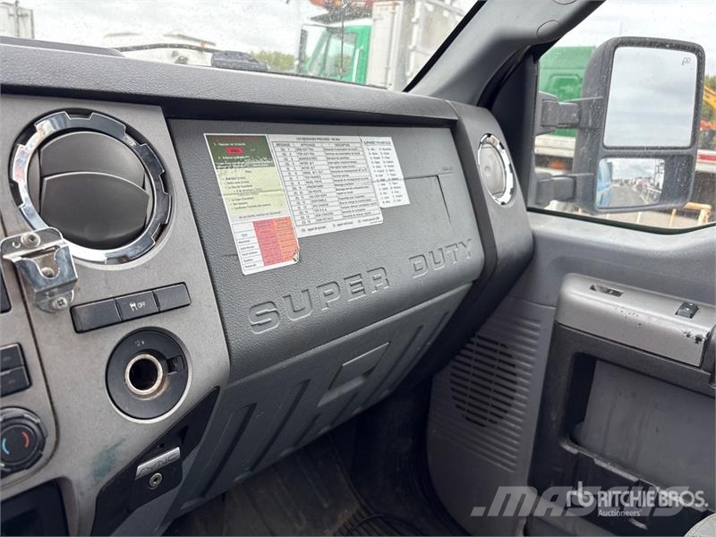 Ford F-250 XLT 4x4 Crew Cab Pickup Muu