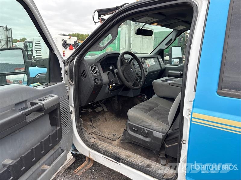 Ford F-250 XLT 4x4 Crew Cab Pickup Muu