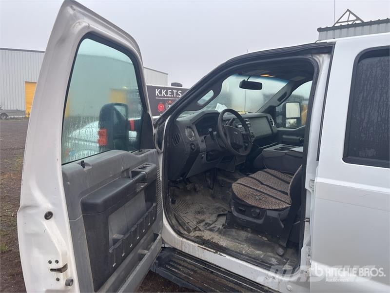 Ford F-250 XLT 4x4 Crew Cab Pickup Ostalo