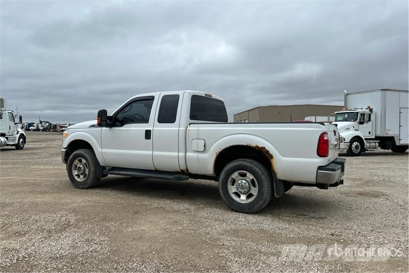Ford F-250 XLT 4x4 Extended Cab Pickup Otros