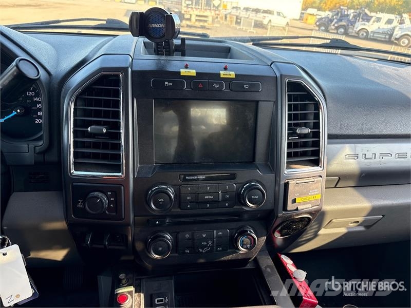 Ford F-250 XLT 4x4 Utility Truck Pikaplar