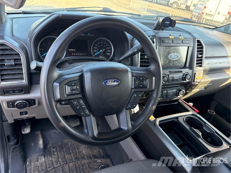 Ford F-250 XLT 4x4 Utility Truck Pikaplar