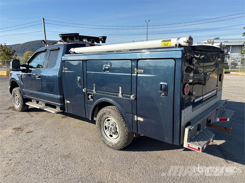 Ford F-250 XLT 4x4 Utility Truck Pikaplar