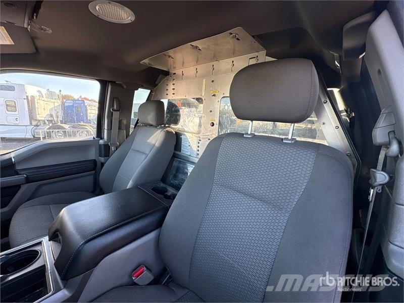 Ford F-250 XLT 4x4 Utility Truck Pikaplar