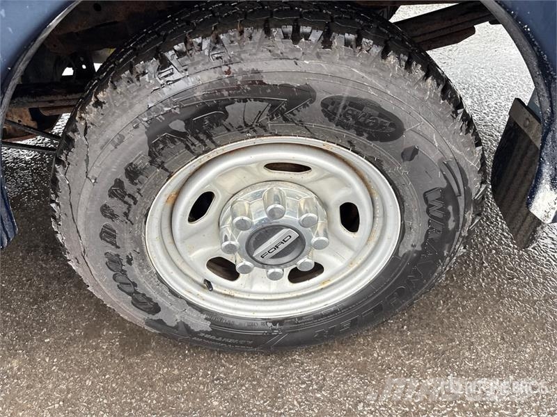 Ford F-250 XLT 4x4 Utility Truck Бортовые фургоны
