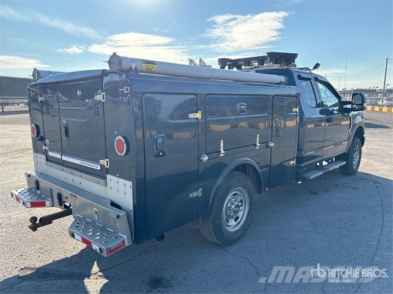 Ford F-250 XLT 4x4 Utility Truck Pikaplar