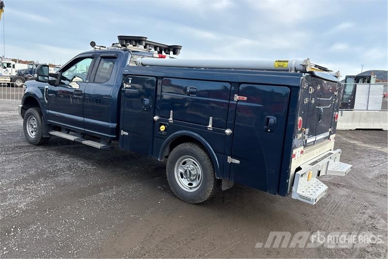 Ford F-250 XLT 4x4 Utility Truck Ldv/dropside