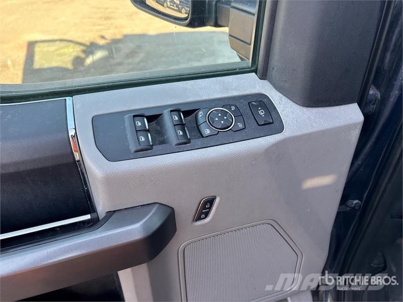 Ford F-250 XLT 4x4 Utility Truck Pikaplar