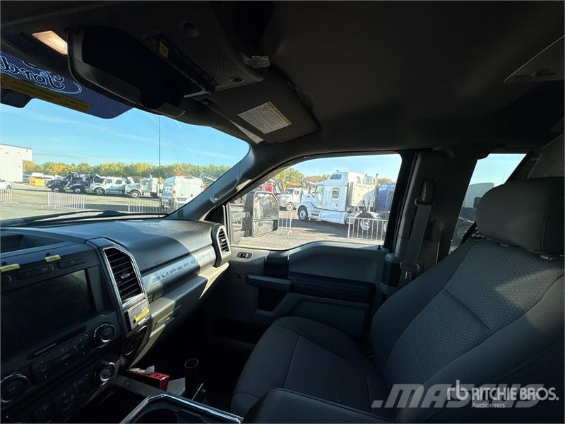 Ford F-250 XLT 4x4 Utility Truck Pikaplar