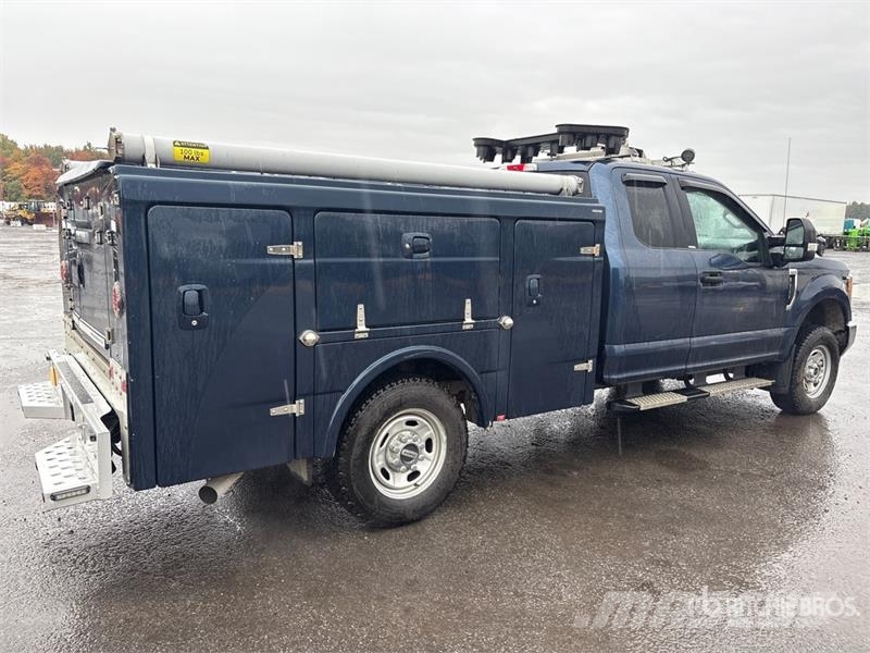 Ford F-250 XLT 4x4 Utility Truck Бортовые фургоны