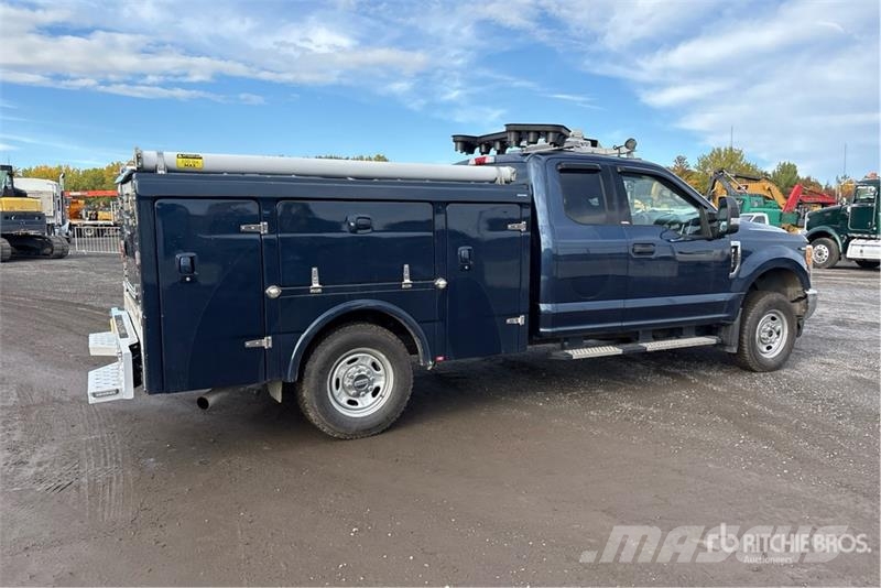 Ford F-250 XLT 4x4 Utility Truck Ldv/dropside