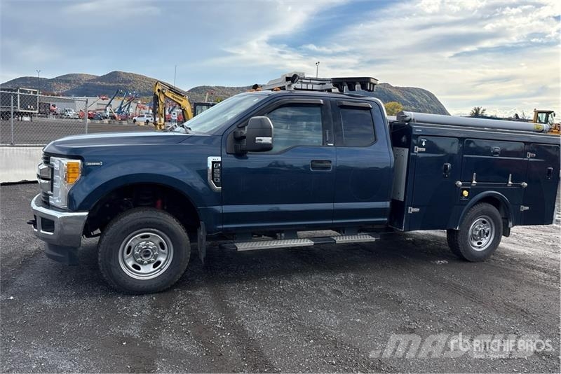 Ford F-250 XLT 4x4 Utility Truck Ldv/dropside