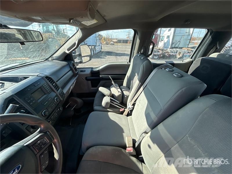 Ford F-350 Tovornjaki s kesonom/platojem