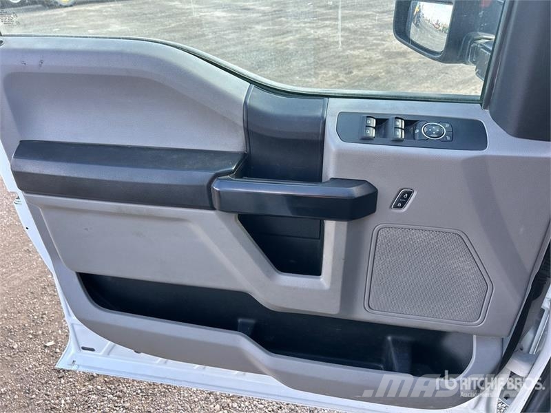 Ford F-350 Tovornjaki s kesonom/platojem