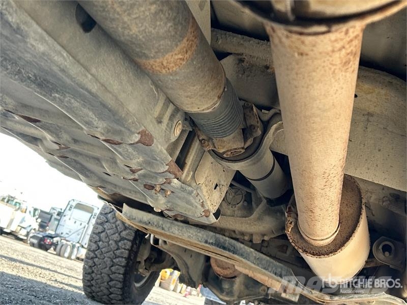 Ford F-350 Tovornjaki s kesonom/platojem
