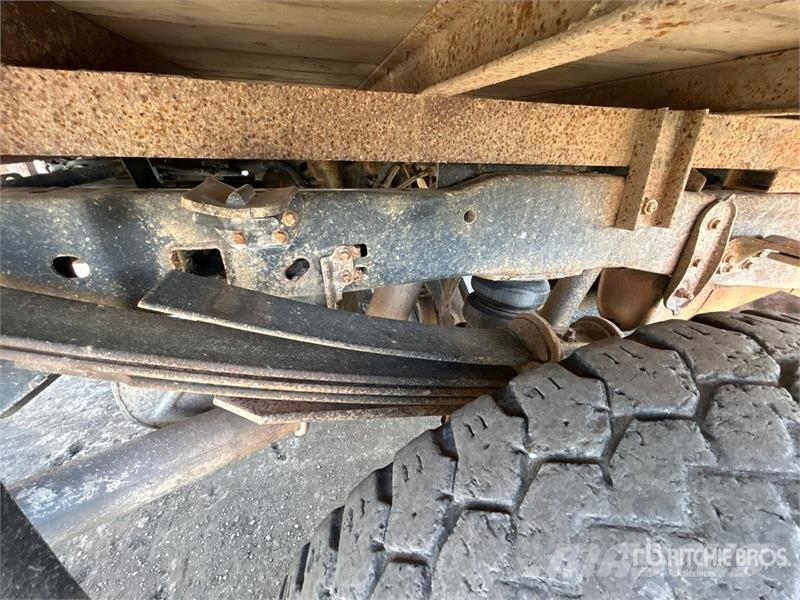 Ford F-350 Tovornjaki s kesonom/platojem