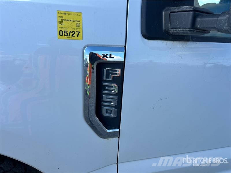 Ford F-350 Tovornjaki s kesonom/platojem