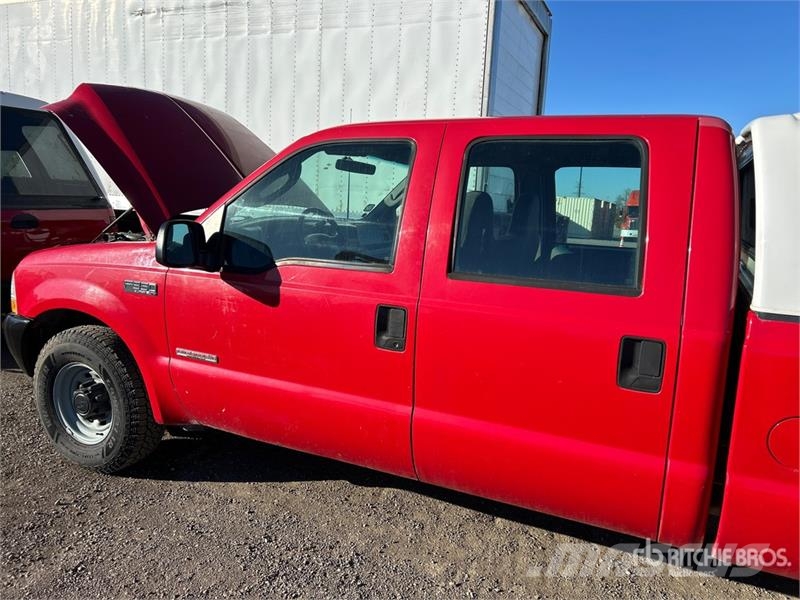 Ford F-350 4x2 Crew Cab Pickup Outros