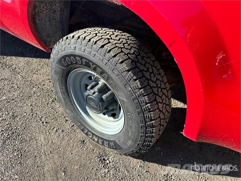 Ford F-350 4x2 Crew Cab Pickup Outros