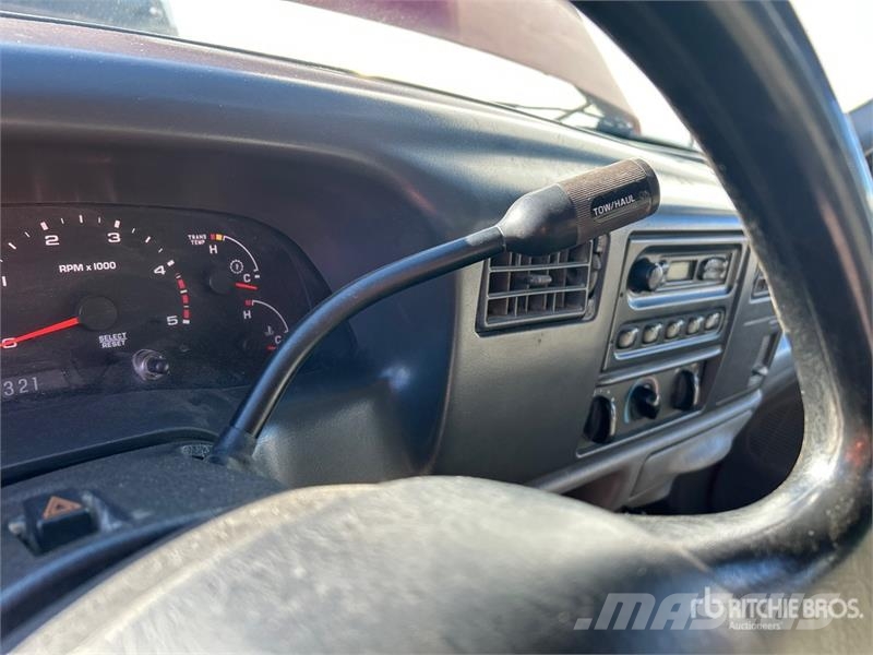 Ford F-350 4x2 Crew Cab Pickup Outros