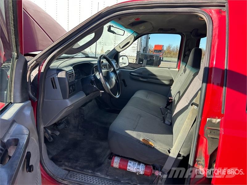 Ford F-350 4x2 Crew Cab Pickup Outros