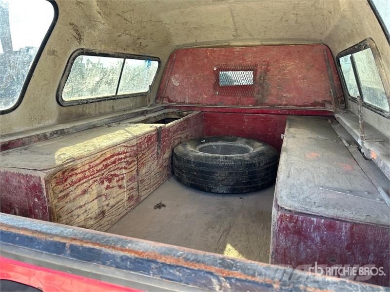 Ford F-350 4x2 Crew Cab Pickup Outros