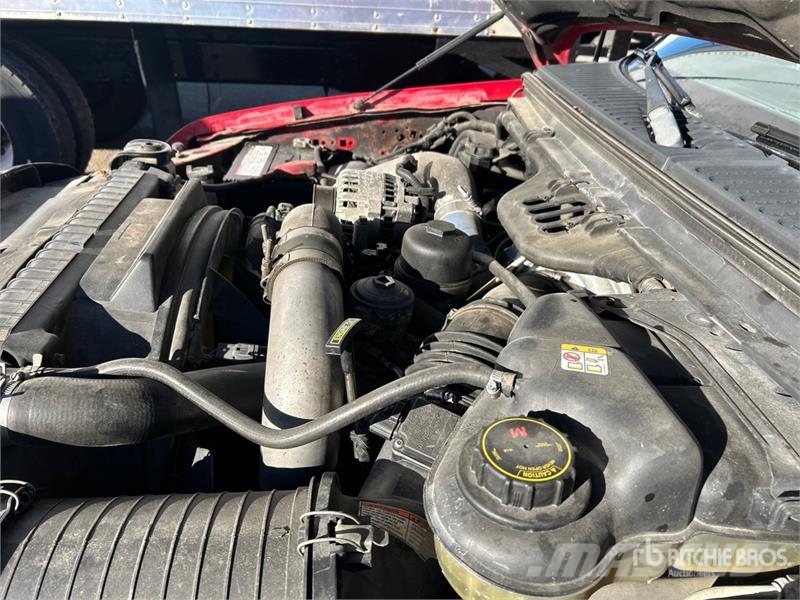 Ford F-350 4x2 Crew Cab Pickup Outros
