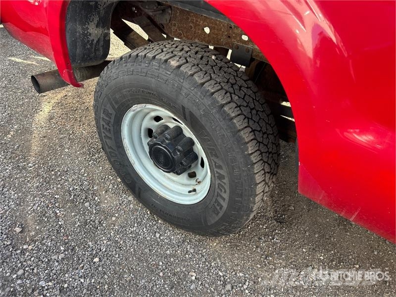 Ford F-350 4x2 Crew Cab Pickup Outros