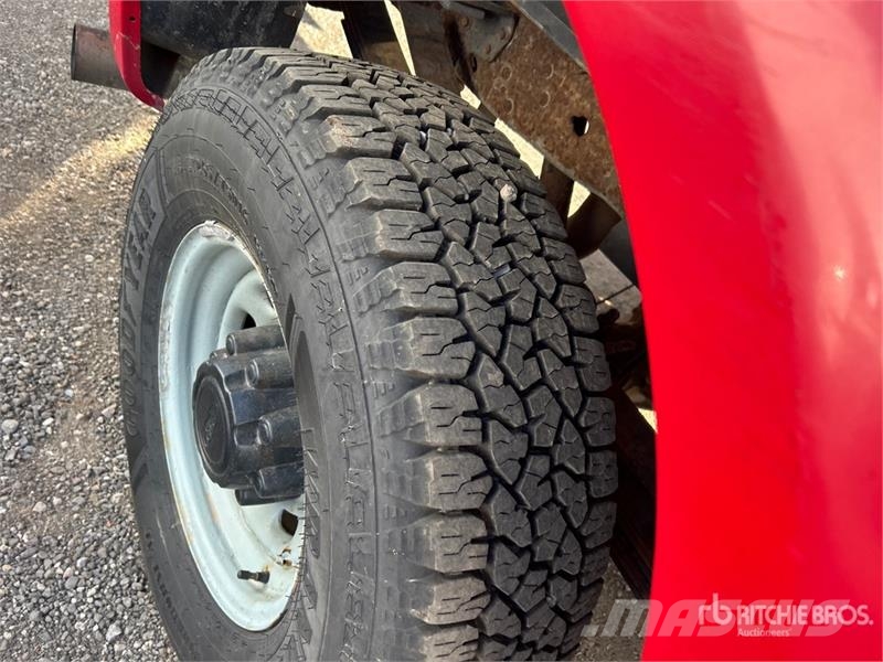 Ford F-350 4x2 Crew Cab Pickup Outros