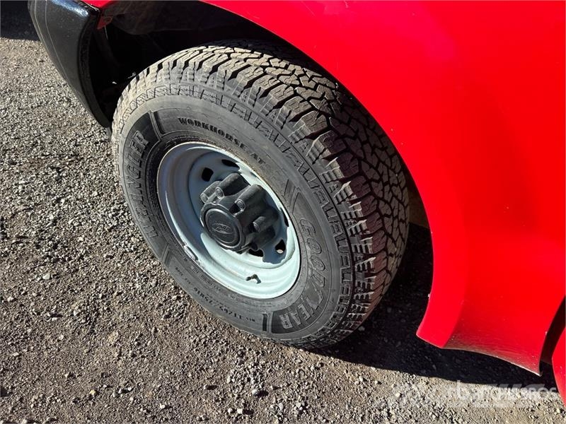 Ford F-350 4x2 Crew Cab Pickup Outros