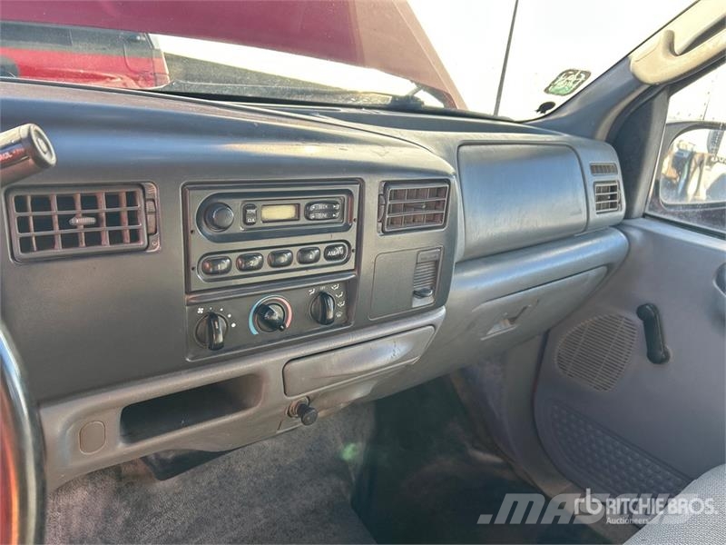 Ford F-350 4x2 Crew Cab Pickup Outros