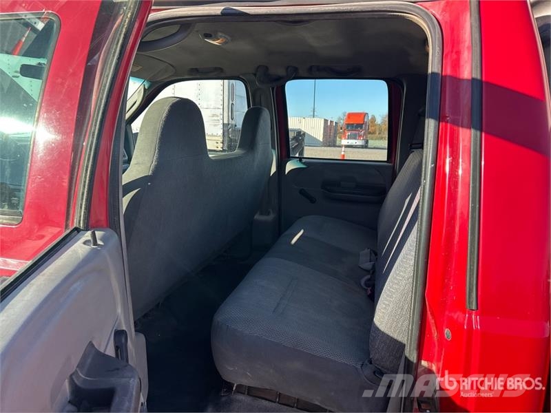 Ford F-350 4x2 Crew Cab Pickup Outros